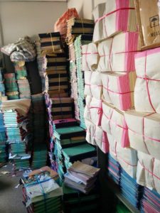 Les registres comptables des coopératives d'épargne et de crédit népalaises montrent le fardeau que représente la paperasserie. La blockchain reproduit en ligne la valeur d'un document papier. Crédit photo : Brooke Patterson/USAID.