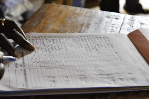 Contrairement aux enregistrements manuscrits, comme cette distribution de moustiquaires en Tanzanie, les données ajoutées à une blockchain ne peuvent être ni effacées ni manipulées. Crédit photo : USAID.