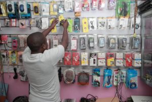 Magasin de téléphones portables en Tanzanie. La technologie 5G nécessite l'accès à des téléphones intelligents et des appareils compatibles. Crédit photo : Riaz Jahan pour USAID Tanzanie / Digital Development Communications.