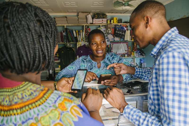 Formateurs numériques à Mugumu, en Tanzanie. La 5G n'est pas conçue pour connecter des personnes, mais plutôt des appareils. Crédit photo : Photo de Bobby Neptune pour DAI.